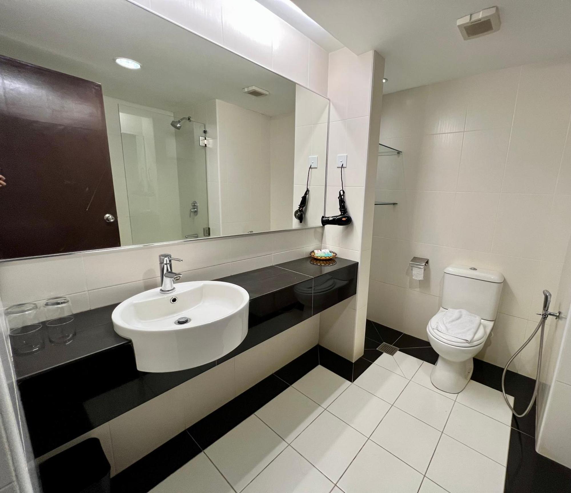 Hotel Yt Midtown Kuala Terengganu Exteriör bild