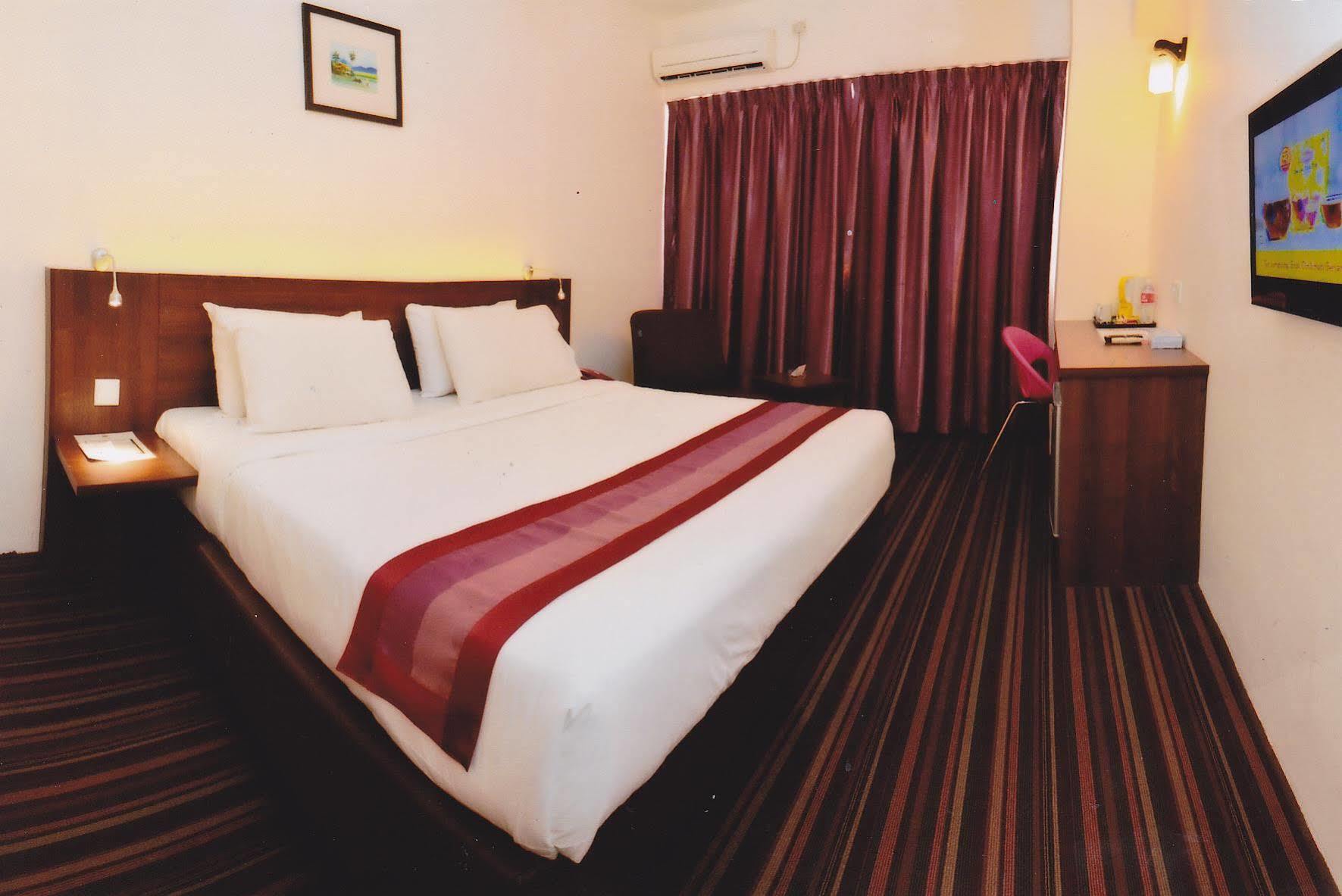 Hotel Yt Midtown Kuala Terengganu Exteriör bild